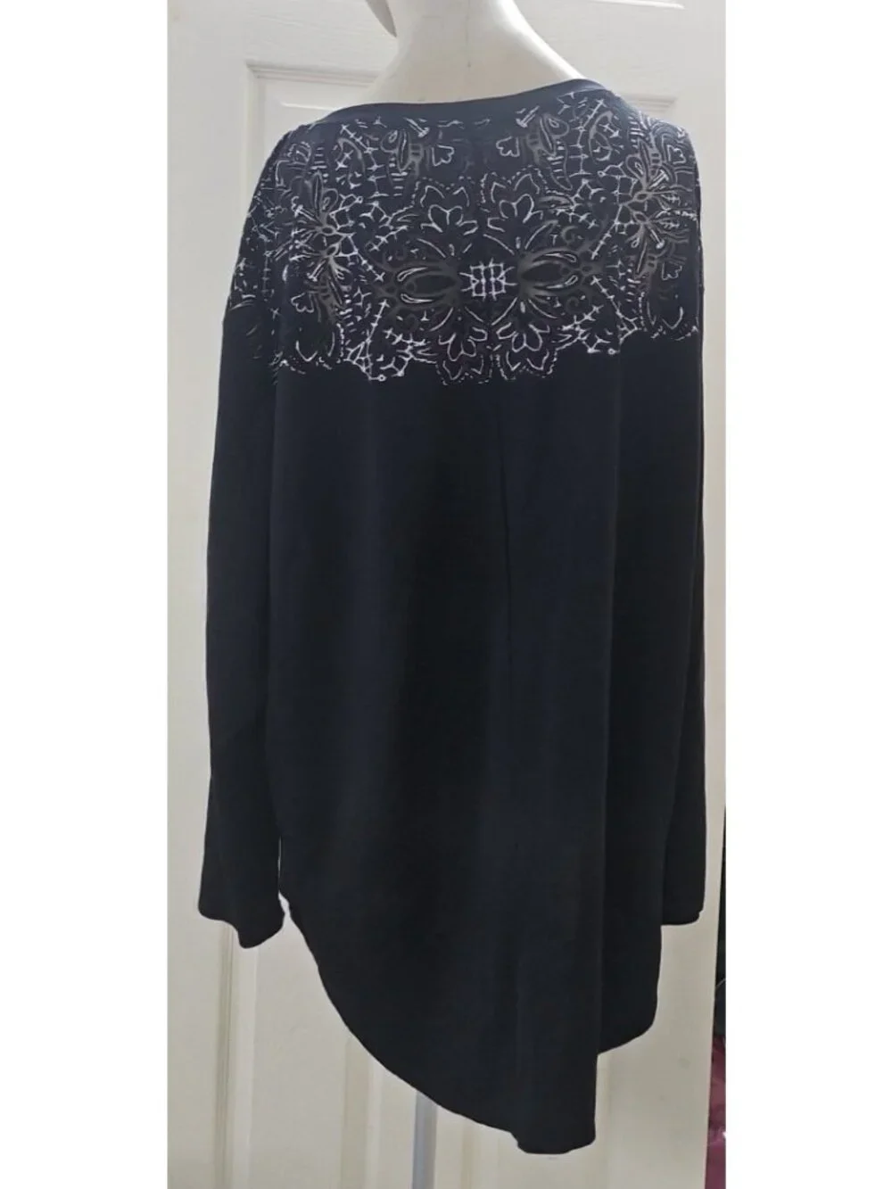 Ava & Viv Black Tunic Top Sheer Mesh Yoke Silver Foil Mandala Plus Size 2X - Picture 2 of 10